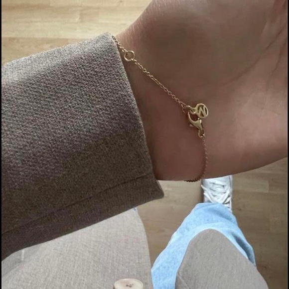 Mejuri Lotus Bracelet - Picture 4 of 4